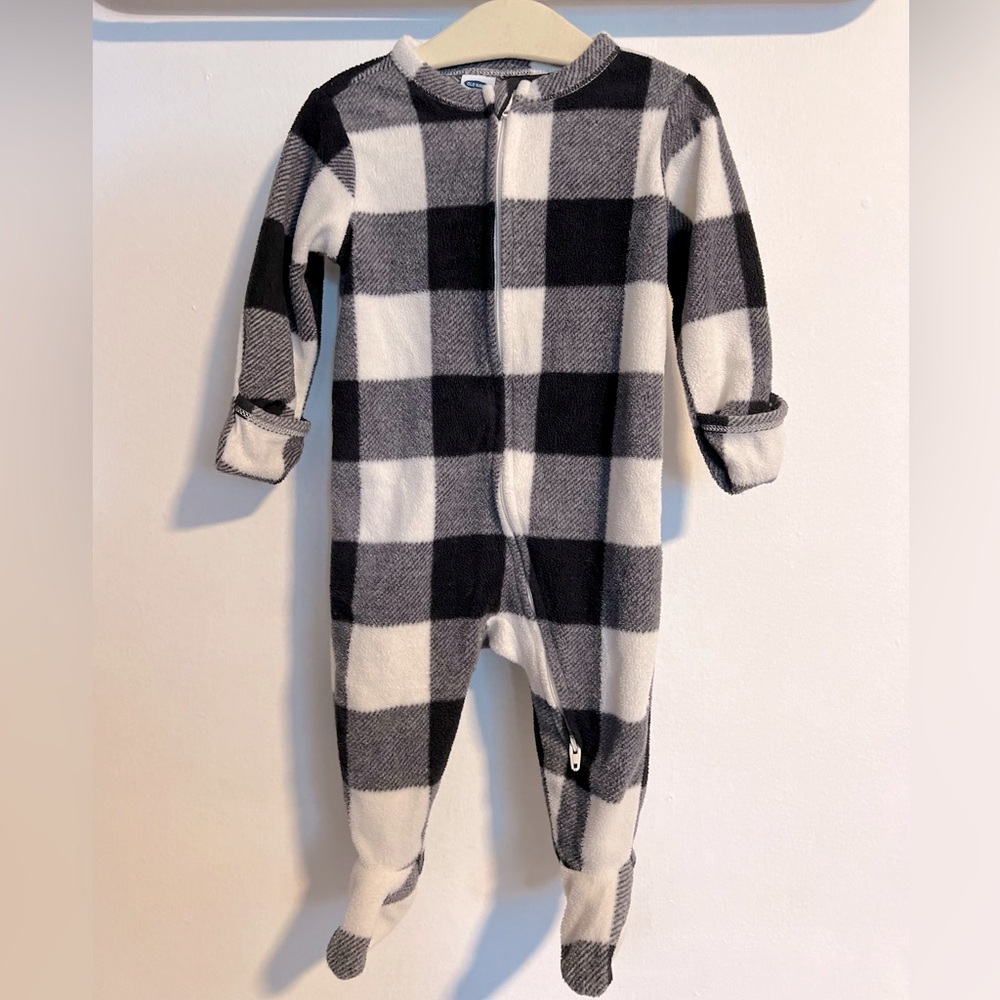 Old Navy Fleece Black and White Checkered Sleeper|Size:3-6months/6-9months - Picture 6 of 14